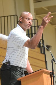 Clark Kellogg makes a point Friday during a speech in Elkhart. The CBS Sports college basketball analyst was the featured speaker at the Community Leaders' Prayer Breakfast (Photos by Scott Davidson)