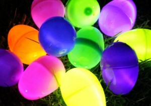 Glow-in-the-Dark-Easter-Eggs-The-kids-LOVED-this-lilluna.com--159315_558x394