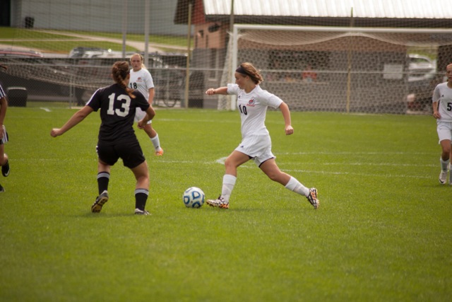 Elizabeth Van Wormer controls the ball for the Tigers.