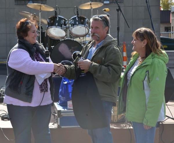 Paula Bowman, chili cook-off organizer, presenting the judge's choice trophy to Jeff and Cindy Stier.
