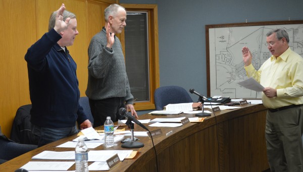 Syracuse Town Attorney Vern Landis, right, swears in Councilman Larry Siegel and Council President Paul Stoelting at the start of the Syracuse Town Council’s January meeting Tuesday night.