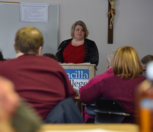 Jennifer Weinert speaks on aging at Lampen lecture.