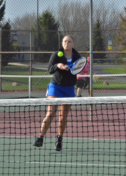 Shayla May had no problems in her 6-1, 6-0 Monday night against Knox. (Photo by Nick Goralczyk)