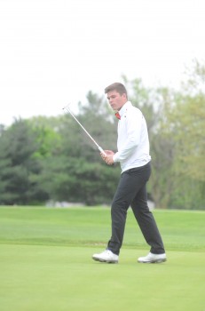 Jonny Hollar watches his putt for the Tigers.