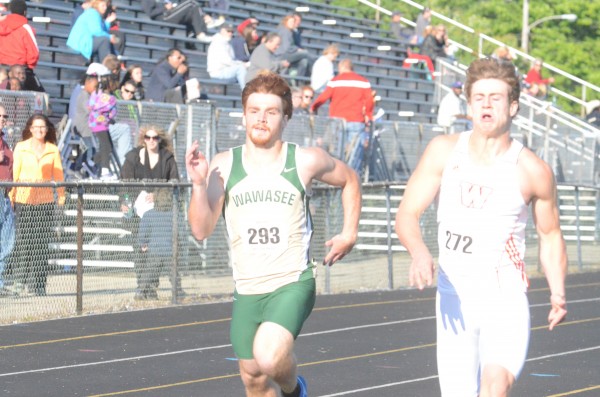 Tyler Courter competes in the prelims of the 200 for the Warriors.