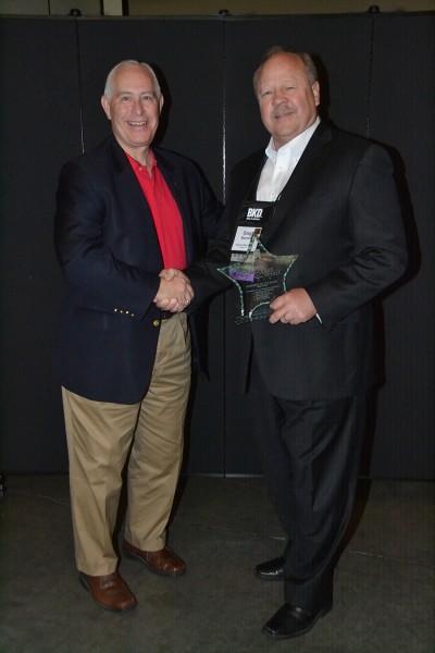 S. Joe DeHaven (left), president & CEO of the Indiana Bankers Association, presents the Five Star Member award to Greg Maxwell, president, Farmers State Bank. 