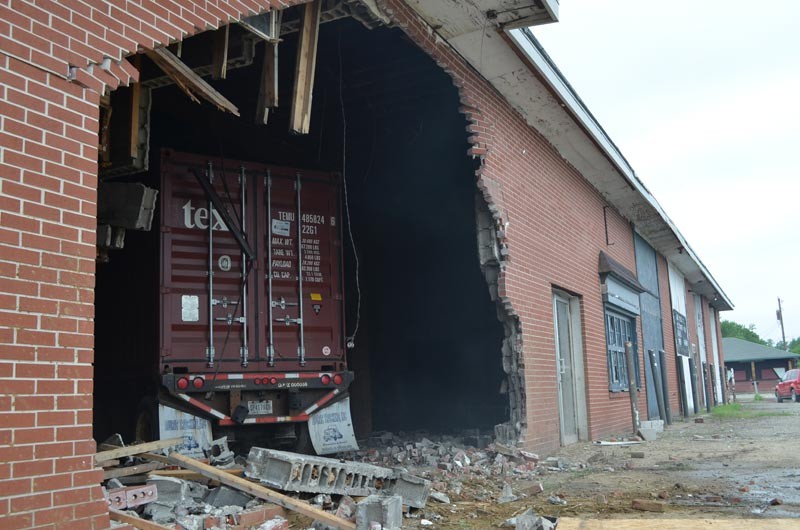 truck-into-building-US-30-Pierceton-May-15-2015-4