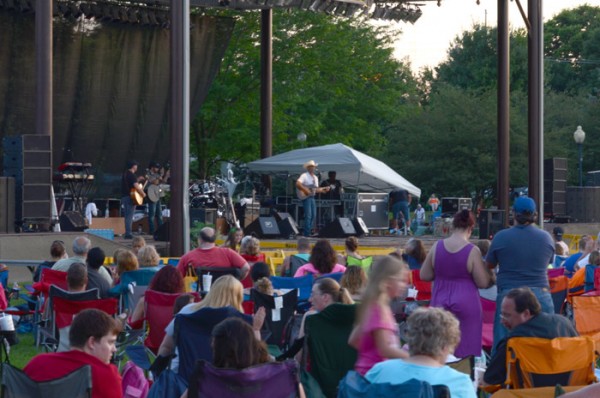  Wade Hayes, Bryan White and Mark Wills  kept fans tapping along to tunes in Central Park.  
