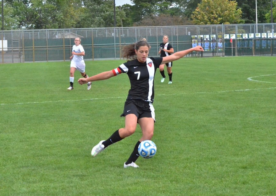 Manchester's Brooklyn Howard gets the ball to a teammate. 