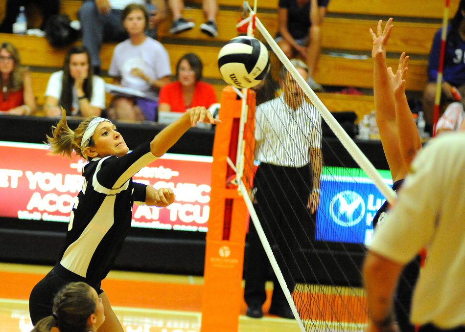 Warsaw's Jordyn Lindeman looks to drop a shot through the Leo blockers.