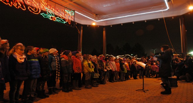 HERALD ANGELS — Robin Merrick led a choir composed of Jefferson and Eisenhower Elementary schools at Central Park as part of the “Light Up The Night” event. The choir also performed in 2013. “It was much colder then, so I’m liking this,” she said. (Photo by David Hazledine)