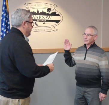 Warsaw Mayor Joe Thallemer administers the oath of office to Dan Smith, new member of the Warsaw Board of Zoning.