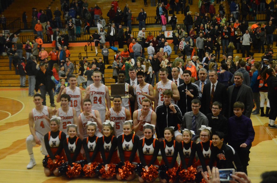 The Warsaw boys basketball team claimed its second straight NLC title Friday night.