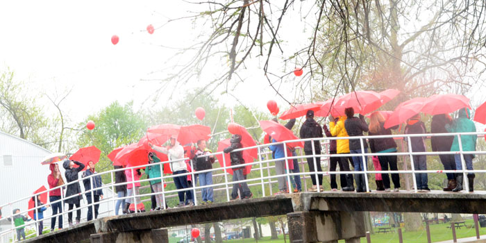 Parasol Parade walkers release red balloons to raise awareness of juvenile dermatomyositis. (Photos by Amanda McFarland)