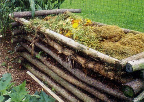 Wooden box model for composting.