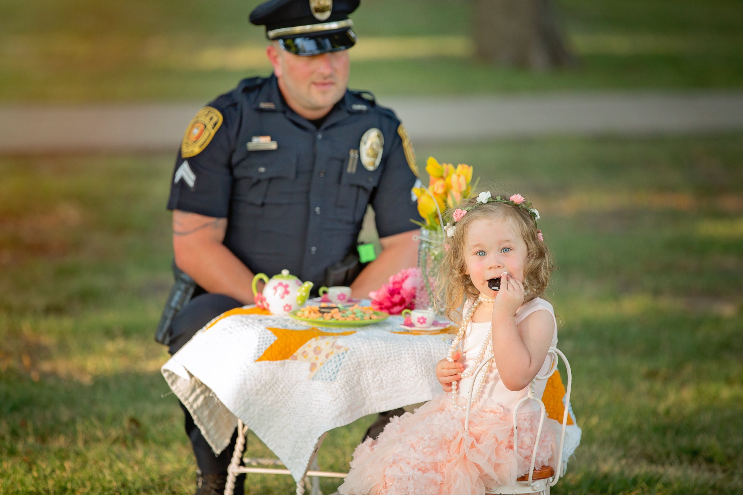 476b1ec0-5586-11e6-8a78-1f25ab43134f_Police-Officer-Has-Tea-Party-With-Toddler-H
